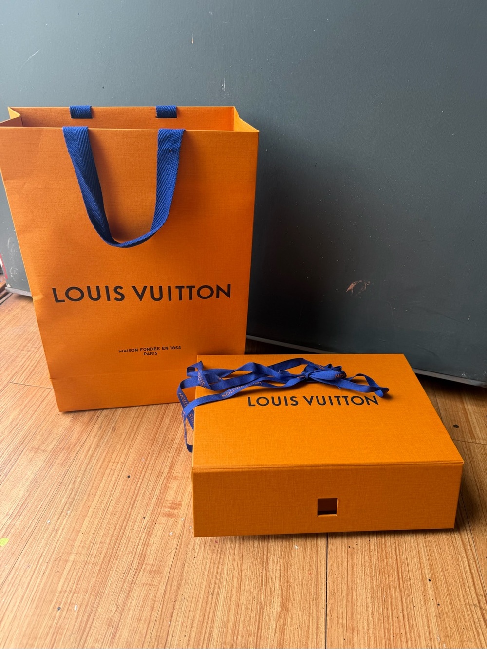 AUTHENTIC BRAND NEW LOUIS VUTTON ORANGE GIFT BOX with ACCESSORIES! 7x11”
